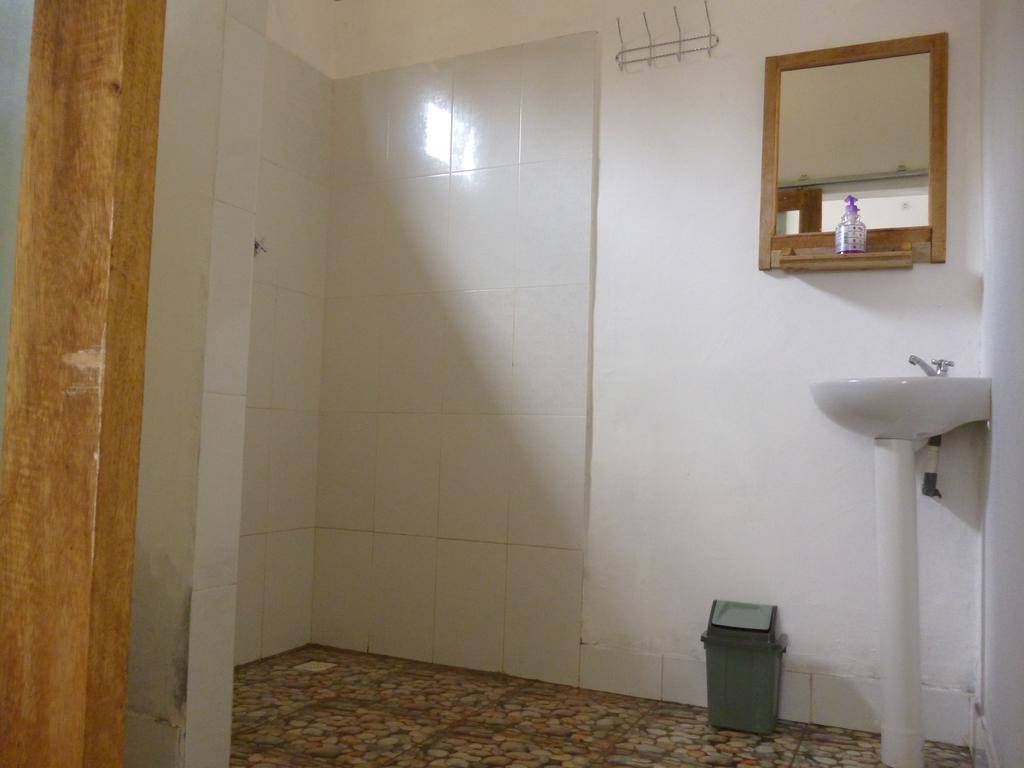 Kuta  Dewi Garden Guesthouse מראה חיצוני תמונה